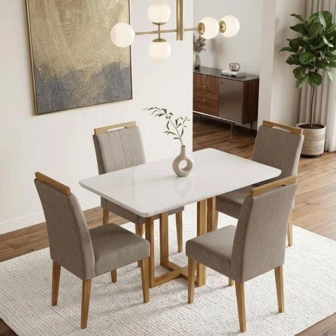 Conjunto de jantar com mesa de tampo claro e cadeiras estofadas