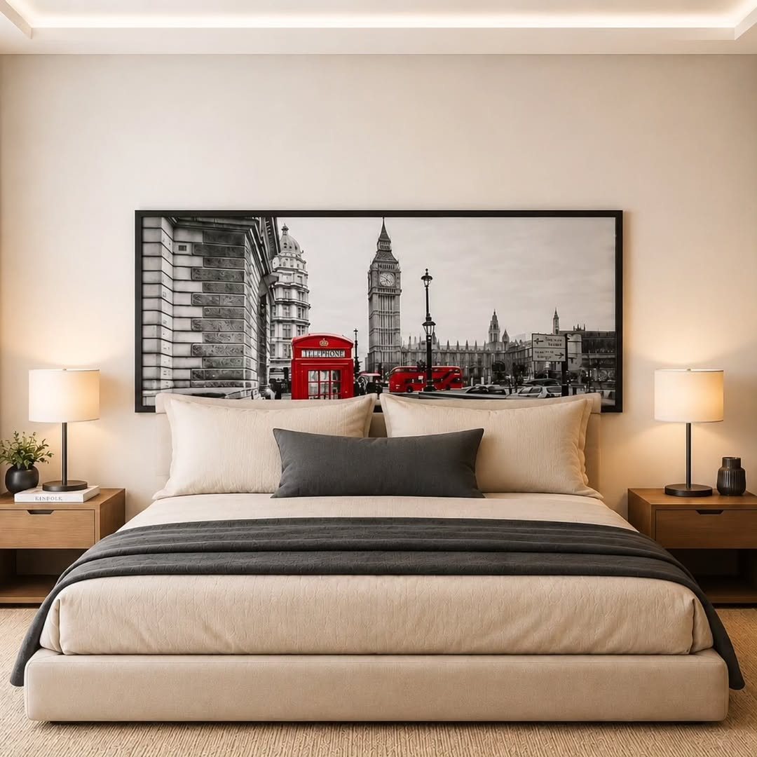 Cama com roupa de cama bege e quadro panorâmico acima da cabeceira